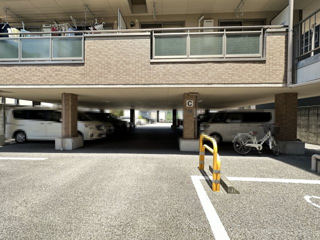 イーリスハイツC棟の駐車場
