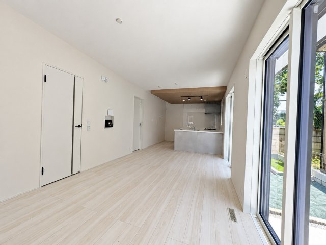 小平市仲町　西武新宿線　小平駅　新築戸建の居間・リビング|奥行きと広がりを感じさせる縦長のリビングダイニング。折り上げ天井風の下がり天井がスタイリッシュで、モダンな居心地の良い雰囲気を演出します。