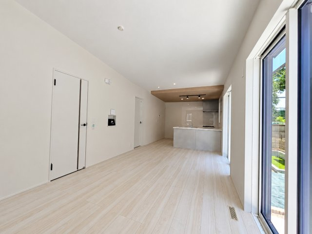 小平市仲町　西武新宿線　小平駅　新築戸建の居間・リビング|明るい木目調のフローリングが美しいリビング。十分な広さがあり、大きなソファやダイニングテーブルもゆとりを持って配置できます。