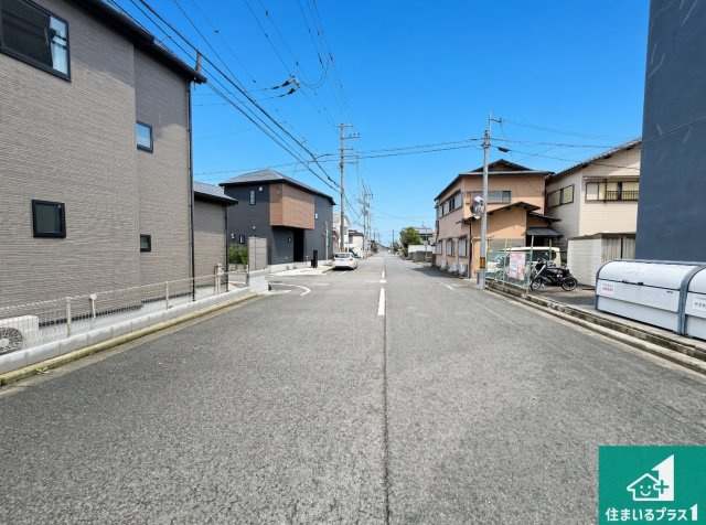 泉佐野市長滝　第1期　新築一戸建ての前面道路含む現地写真|周辺は閑静な住宅街！前面道路広々で車の出し入れも便利です。駐車が苦手な方でも安心して車庫入れできます！