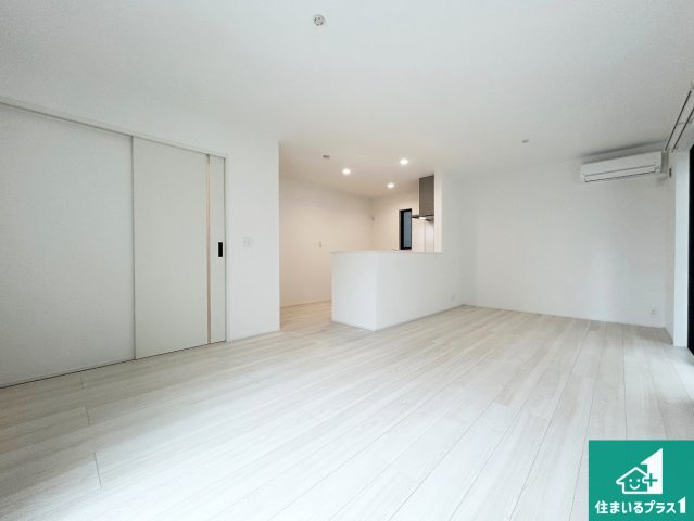泉佐野市長滝　第1期　新築一戸建ての居間・リビング|シンプルなリビングは、観葉植物等のインテリアを楽しめますね！パパ好みにも、ママ好みにも家具次第で雰囲気を変えることができます！