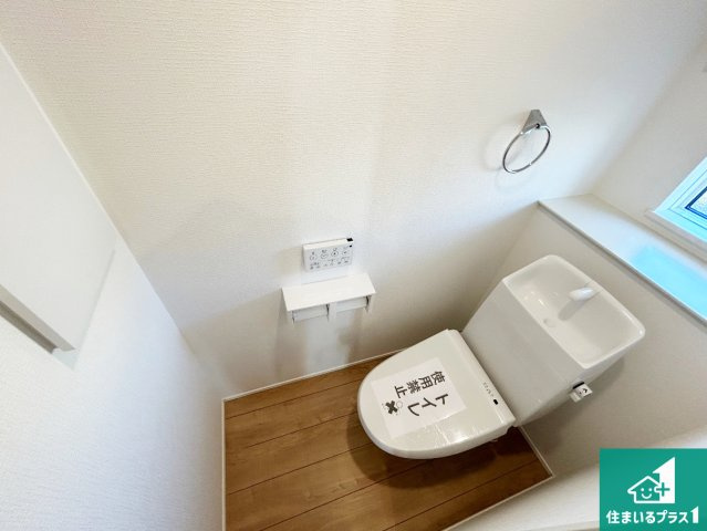 ◆貝塚市堀　第01期　新築一戸建てのトイレ|1・2階の2ヶ所にあるので、朝の忙しい時間の順番待ちもなく、深夜の利用にも大変便利です。
