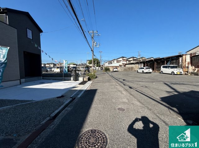 10(土)11(日)12(祝)現地説明会！◆貝塚市堀　第01期　新築一戸建ての前面道路含む現地写真|周辺は閑静な住宅街！前面道路広々で車の出し入れも便利です。駐車が苦手な方でも安心して車庫入れできます！
