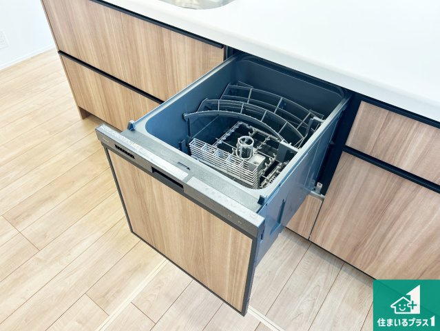 ◆貝塚市堀　第01期　新築一戸建ての設備|食事後の一仕事、食器洗いをボタン一つでお任せできちゃいます！場所を取らないビルトイン式なので、お料理スペースもしっかり確保！
