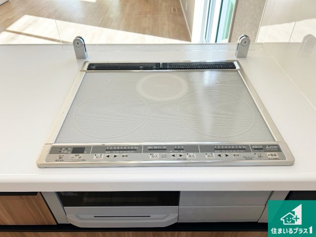 ◆貝塚市堀　第01期　新築一戸建ての設備|火を使わないので、安心なＩＨコンロ！でこぼこが無い構造なので、掃除もしやすく清潔に保てます！