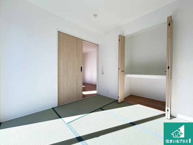 ◆貝塚市堀　第01期　新築一戸建ての和室|一室あると便利な和室は客間としてだけでなく、小さなお子様のプレイルームや食後のくつろぎスペースとしてもご利用いただけます。収納もついていますので大活躍間違いなし！