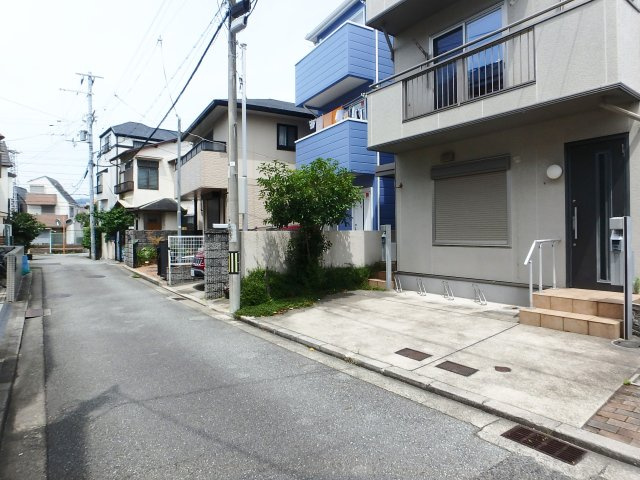 上大市一丁目戸建の前面道路含む現地写真