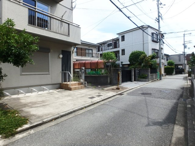 上大市一丁目戸建の前面道路含む現地写真