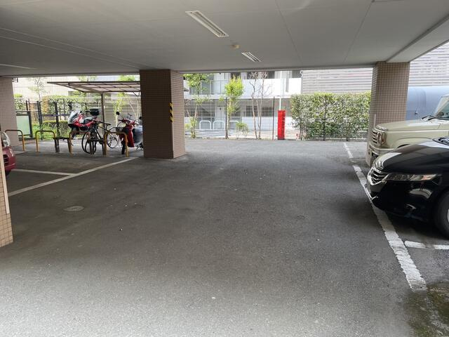 シャルムルミエールの駐車場