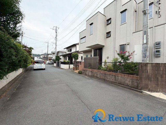 中古戸建　茅ヶ崎市松風台の前面道路含む現地写真