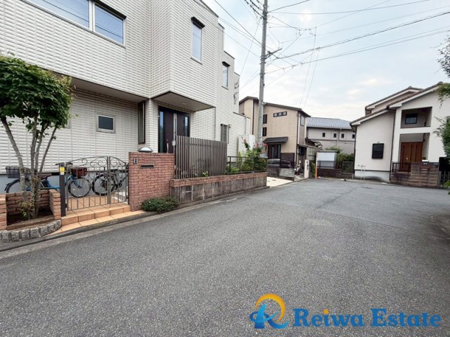 中古戸建　茅ヶ崎市松風台の前面道路含む現地写真