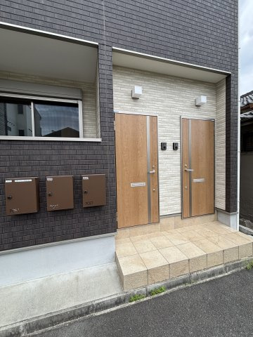 石原町アパートのエントランス