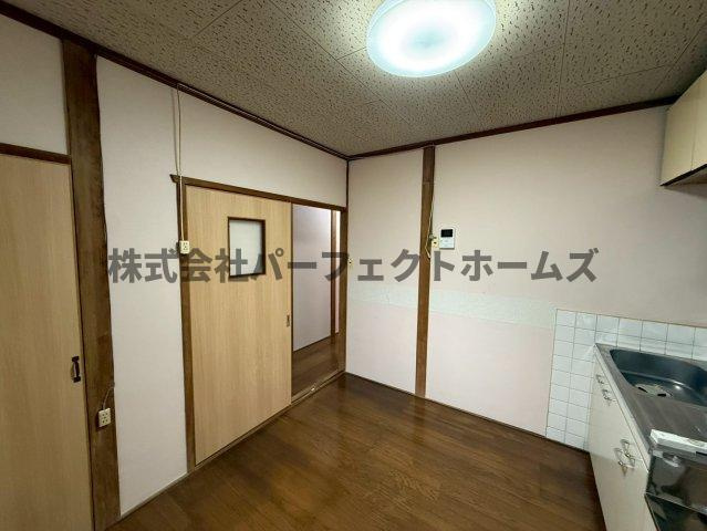 藤阪元町1丁目戸建　賃貸の居間・リビング|こちらの居間で趣味の時間をお楽しみください