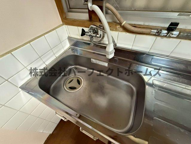 藤阪元町1丁目戸建　賃貸のキッチン|コンパクトなキッチンで掃除もラクラク