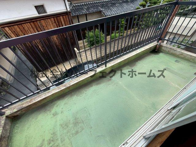 藤阪元町1丁目戸建　賃貸のバルコニー|開放的で明るい空間を演出してくれるバルコニーです