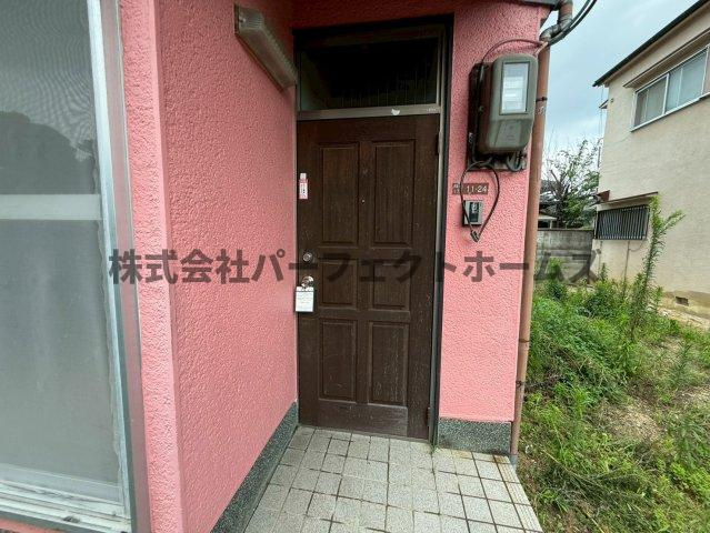 藤阪元町1丁目戸建　賃貸のエントランス|ゆとりのあるエントランスです