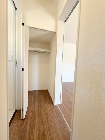福生市福生　新築戸建全3棟の収納|玄関からアクセスしやすい収納スペース！帰宅後すぐに上着やバッグを片付けられ、生活動線にも配慮された使い勝手の良い設計です♪