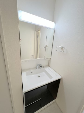 福生市福生　新築戸建全3棟の独立洗面台|三面鏡タイプ洗面化粧台｡鏡の角度を変えることで身だしなみチェックしやすいです｡