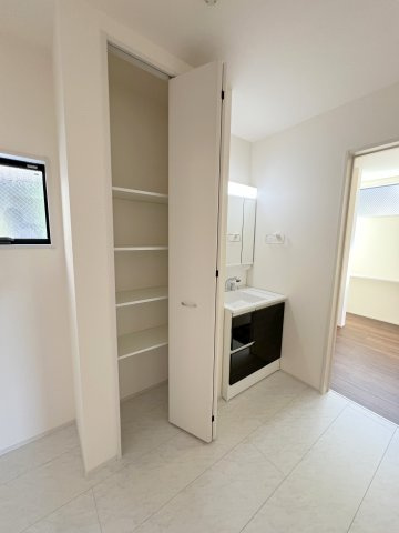 福生市福生　新築戸建全3棟のランドリースペース|洗面台横に大容量の収納スペースを確保！タオルや洗面用品のストックなどもまとめて収納でき、生活感を抑えたすっきりとした空間を保てます♪