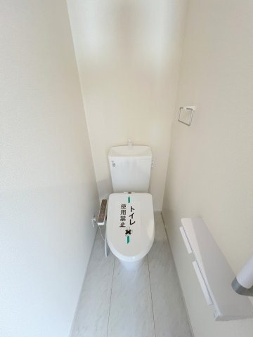 福生市福生　新築戸建全3棟のトイレ|1階トイレには快適な温水洗浄便座付