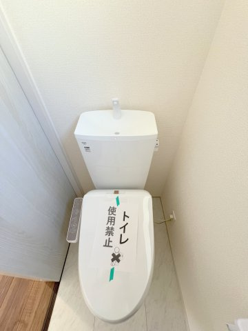 福生市福生　新築戸建全3棟のトイレ|2階トイレには快適な温水洗浄便座付