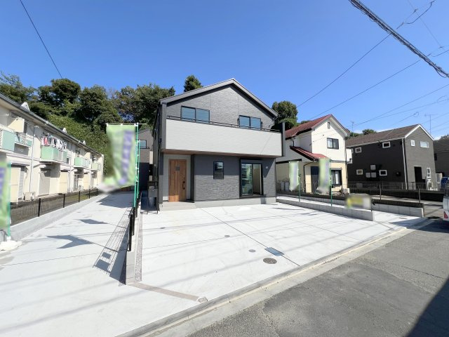 福生市福生　新築戸建全3棟の駐車場|ゆとりあるカースペースが魅力の新築戸建！広々とした駐車スペースで、お車の出し入れもしやすい住まいです♪