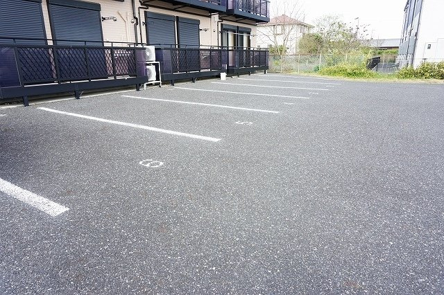 サンハイツ早野新田の駐車場