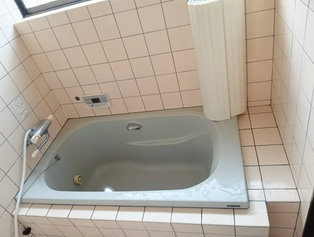 売中古戸建　藤枝市助宗の浴室|窓付きの浴室で自然換気がしやすく、湿気対策にも配慮。明るく清潔感のあるバスタイムを楽しめます。