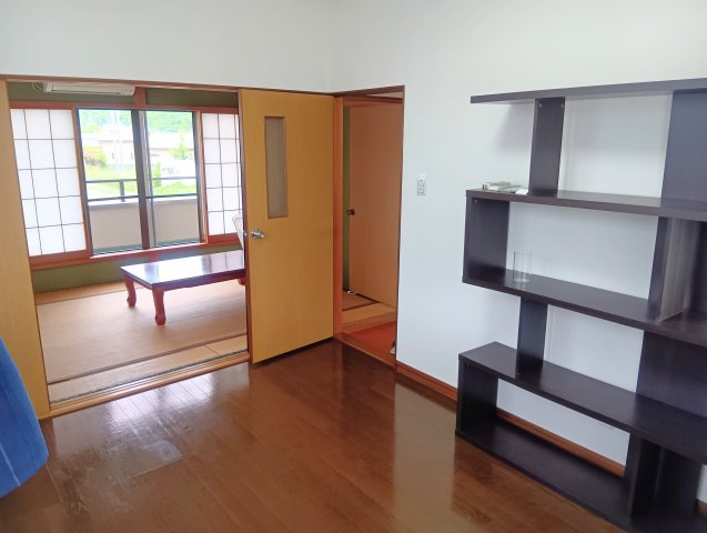 売中古戸建　藤枝市助宗の洋室|開放感のある2階洋室。隣接する和室と一体利用もでき、ライフスタイルに合わせて使える便利な空間です。