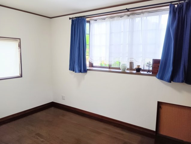 売中古戸建　藤枝市助宗の洋室|出窓からやさしい自然光が差し込む明るい洋室。風通しも良く、寝室や書斎としても快適に使えます。