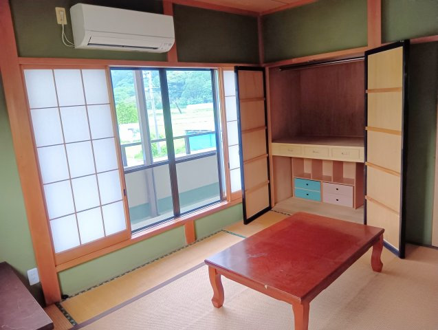 売中古戸建　藤枝市助宗の和室|収納力と開放感を兼ね備えた和室。バルコニーに面した明るい空間で、くつろぎの時間をゆったり楽しめます。