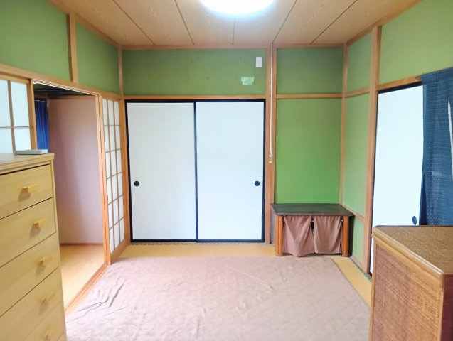 売中古戸建　藤枝市助宗の和室|広縁に隣接した和室で、開放感のある落ち着いた空間。押入付きで収納力があり、客間や寝室にもおすすめ。
