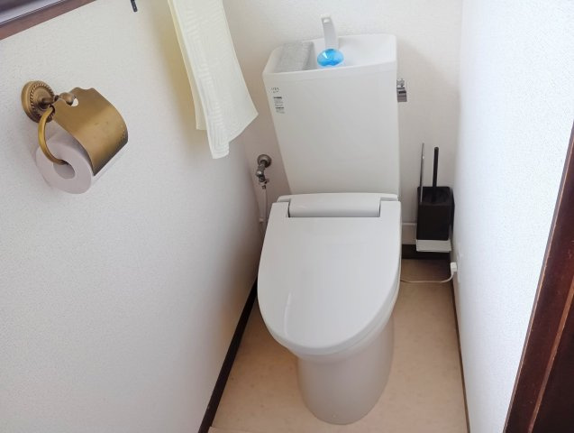 売中古戸建　藤枝市助宗のトイレ|2階：清潔感のあるトイレ空間。温水洗浄便座付きで、毎日を快適に過ごせる使い勝手の良い設備です。