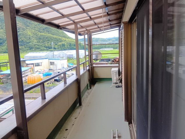 売中古戸建　藤枝市助宗のバルコニー|屋根付きバルコニーで急な雨にも安心。奥行きがあり、洗濯物干しや外気浴など多目的に活用できます。