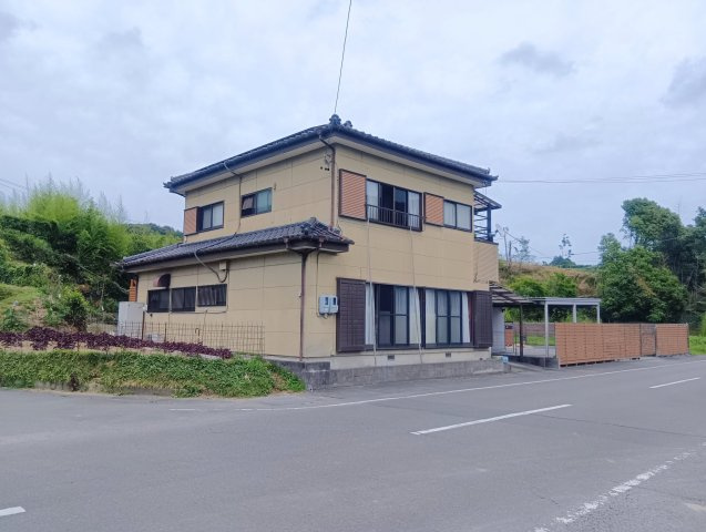 売中古戸建　藤枝市助宗の外観|前面道路が広く、開放感が魅力。陽当たり・風通しにも恵まれ、駐車や車の出入りもしやすい立地です。
