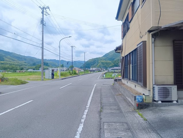 売中古戸建　藤枝市助宗の前面道路含む現地写真|見通しの良い前面道路に面し、車の出入りもスムーズ。開放感があり、ゆとりある住環境が魅力です。