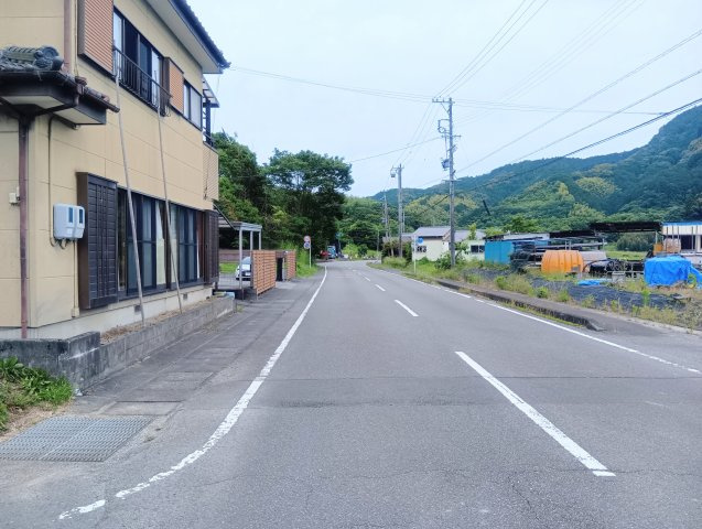 売中古戸建　藤枝市助宗の前面道路含む現地写真|ゆとりある前面道路が暮らしに安心感をプラス。開放的な街並みと豊かな自然に囲まれた住環境が魅力です。