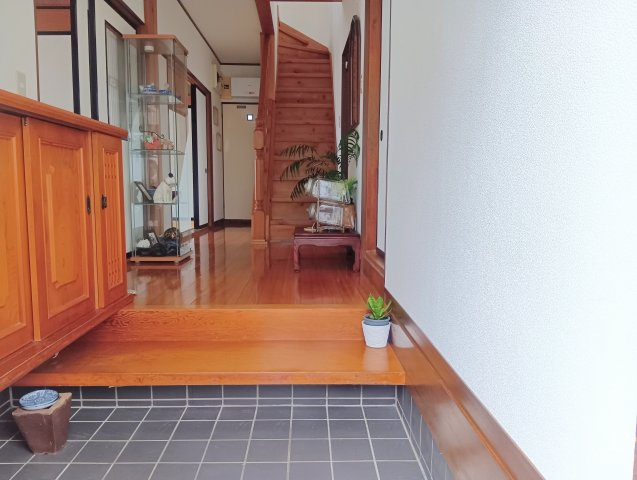 売中古戸建　藤枝市助宗の玄関|ゆとりある玄関ホールが住まいに開放感を演出。居室が見えないので急な来客でもプライバシーが保てます。