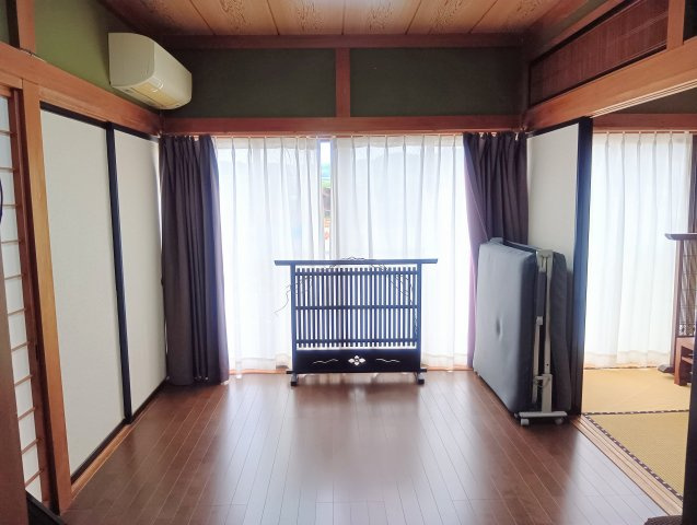 売中古戸建　藤枝市助宗の和室|和室と一体利用できるフローリングのお部屋。家族団らんや来客時など、多目的に活用できる空間です。