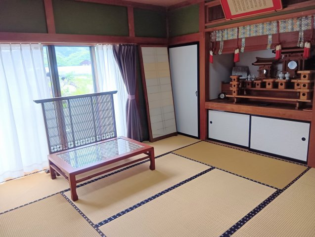 売中古戸建　藤枝市助宗の和室|趣ある和室で心安らぐひとときを。床の間・飾り棚付きの落ち着いた空間は客間や家族団らんにもおすすめです。