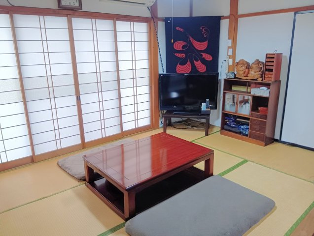売中古戸建　藤枝市助宗の和室|DK隣は風情ある掘りごたつ付き和室です。家族や友人と自然に集まり、心安らぐ時間を楽しめます。