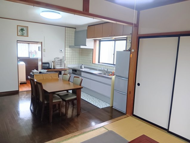 売中古戸建　藤枝市助宗のキッチン|和室と脱衣室に隣接したDK。家事や生活の移動がスムーズで、毎日の暮らしを快適にサポートします！
