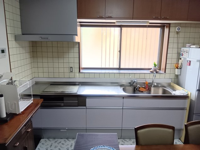 売中古戸建　藤枝市助宗のキッチン|窓付きで明るく換気もしやすいキッチン。収納も充実し、毎日の料理がはかどる使い勝手の良い空間です。