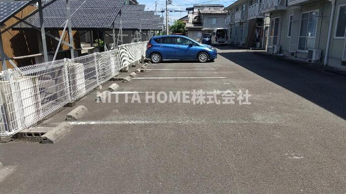 豊岡市高屋のアパートの駐車場|敷地内駐車場に空きがあります★