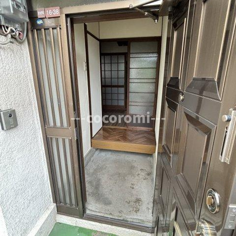 枚方市東牧野町貸家の玄関