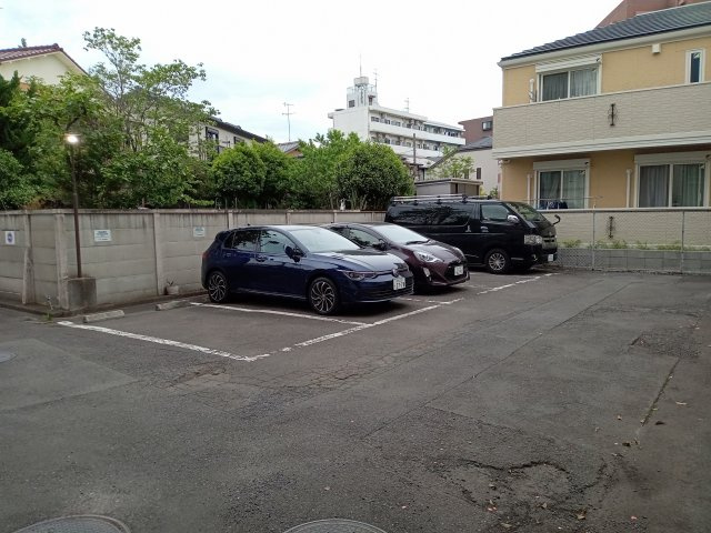 エクセレンス狛江の駐車場