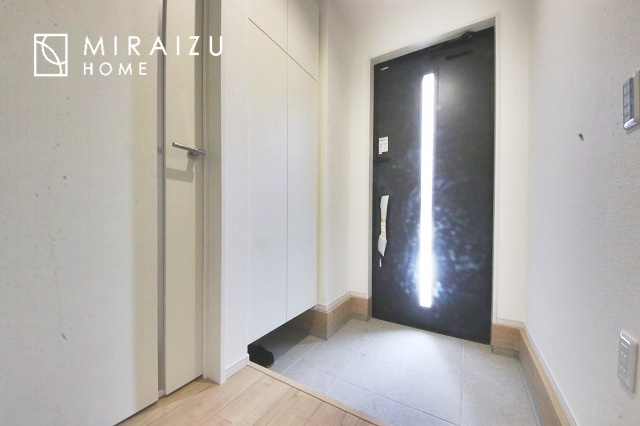【玄関】 | 永く住むからこそシンプルで飽きのこないデザインに。ただいま、おかえりの温かな声が聞こえる玄関。
