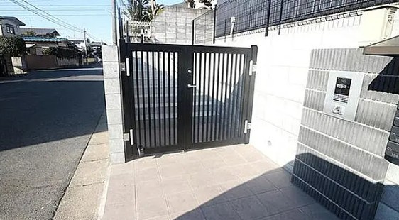 柏市つくしが丘３丁目のアパートのエントランス