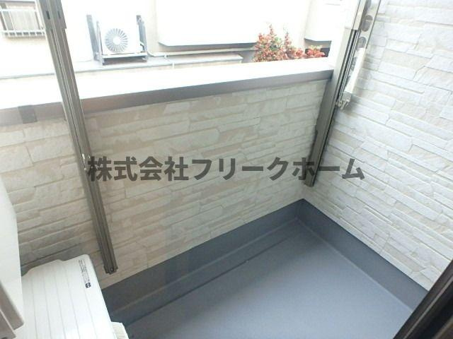 武蔵野市中町２丁目のアパートのバルコニー