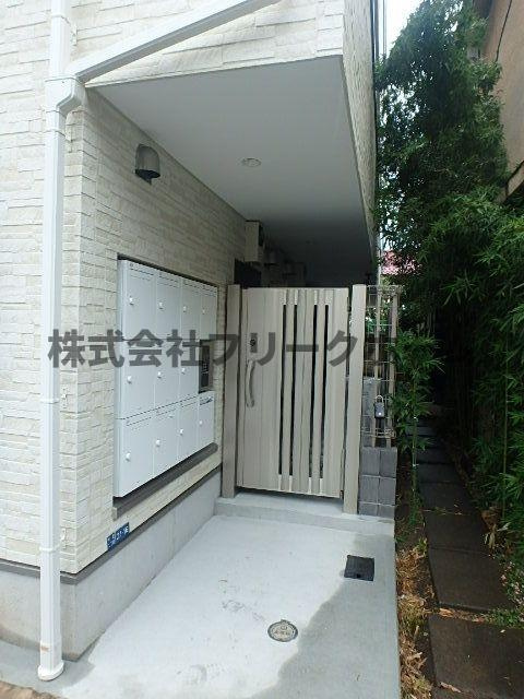 武蔵野市中町２丁目のアパートのエントランス